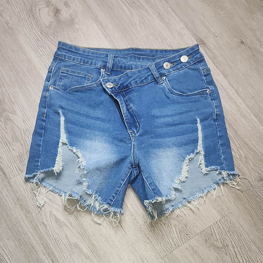 Trendy Frayed Hem Denim Shorts NWOT - Picture 1 of 5